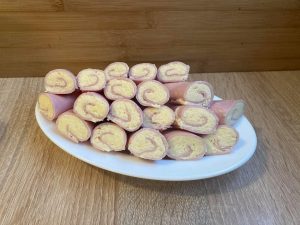 Szyneczki faszerowane serem żółtym z majonezem i czosnkiem