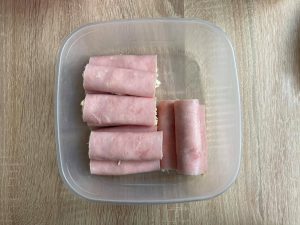 Szyneczki faszerowane serem żółtym z majonezem i czosnkiem