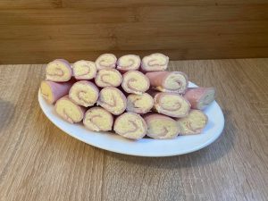 Szyneczki faszerowane serem żółtym z majonezem i czosnkiem