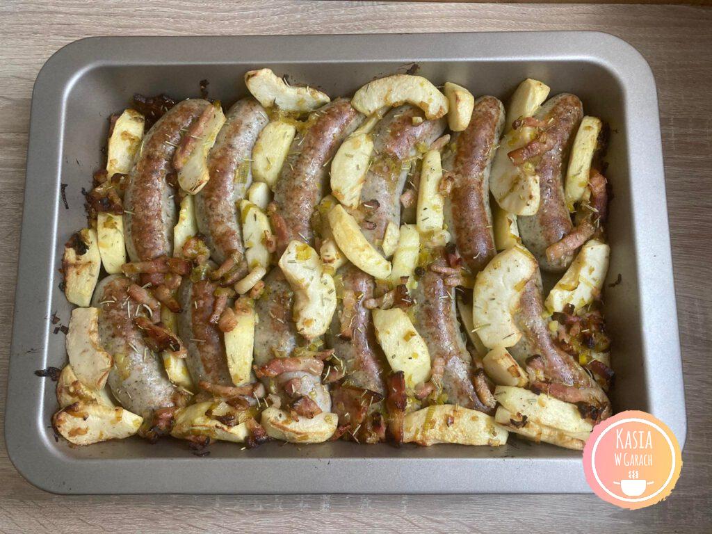 Zapiekana biała kiełbasa z jabłkiem i boczkiem