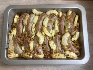 Zapiekana biała kiełbasa z jabłkiem i boczkiem