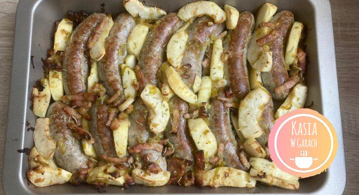 Zapiekana biała kiełbasa z jabłkiem i boczkiem