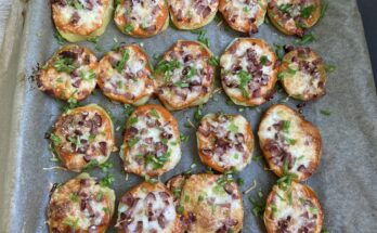 obiad z blachy z ziemniaków boczku i sera