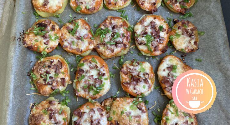 obiad z blachy z ziemniaków boczku i sera